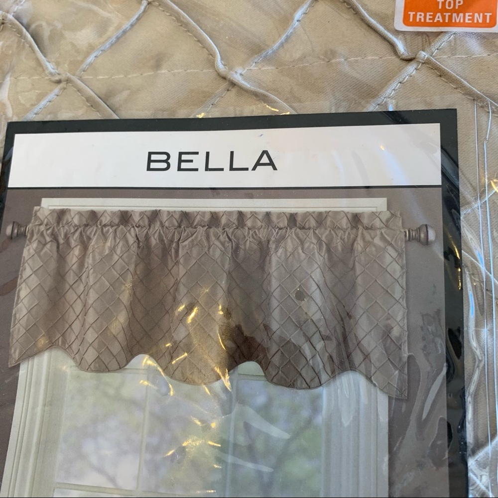 Bella Pin Tuck Diamond Window Valance in Linen